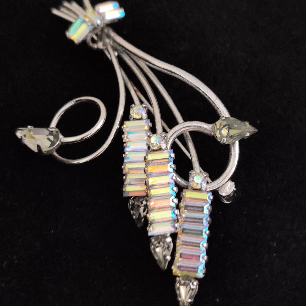 Stunning Jay Flex Flower Bouquet Brooch